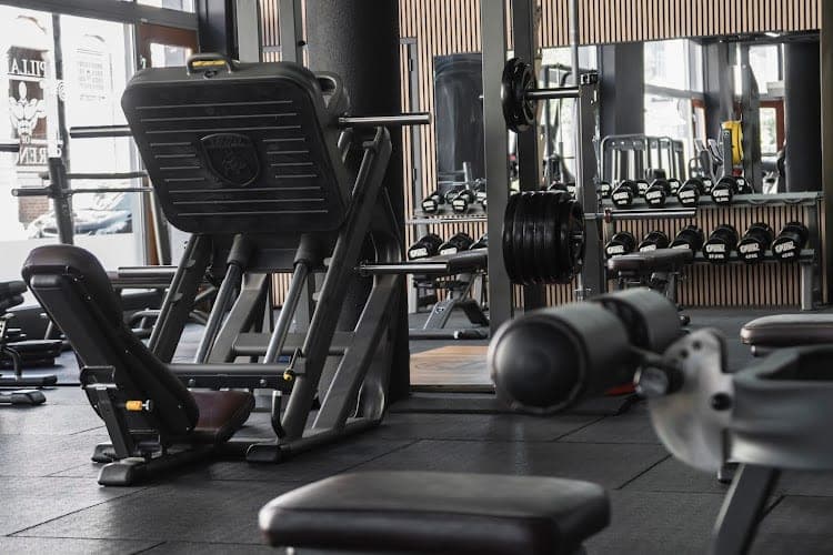 Krachtruimte van Pillars of Strength sportschool Dordrecht met premium Telju Heavy Lifters apparatuur